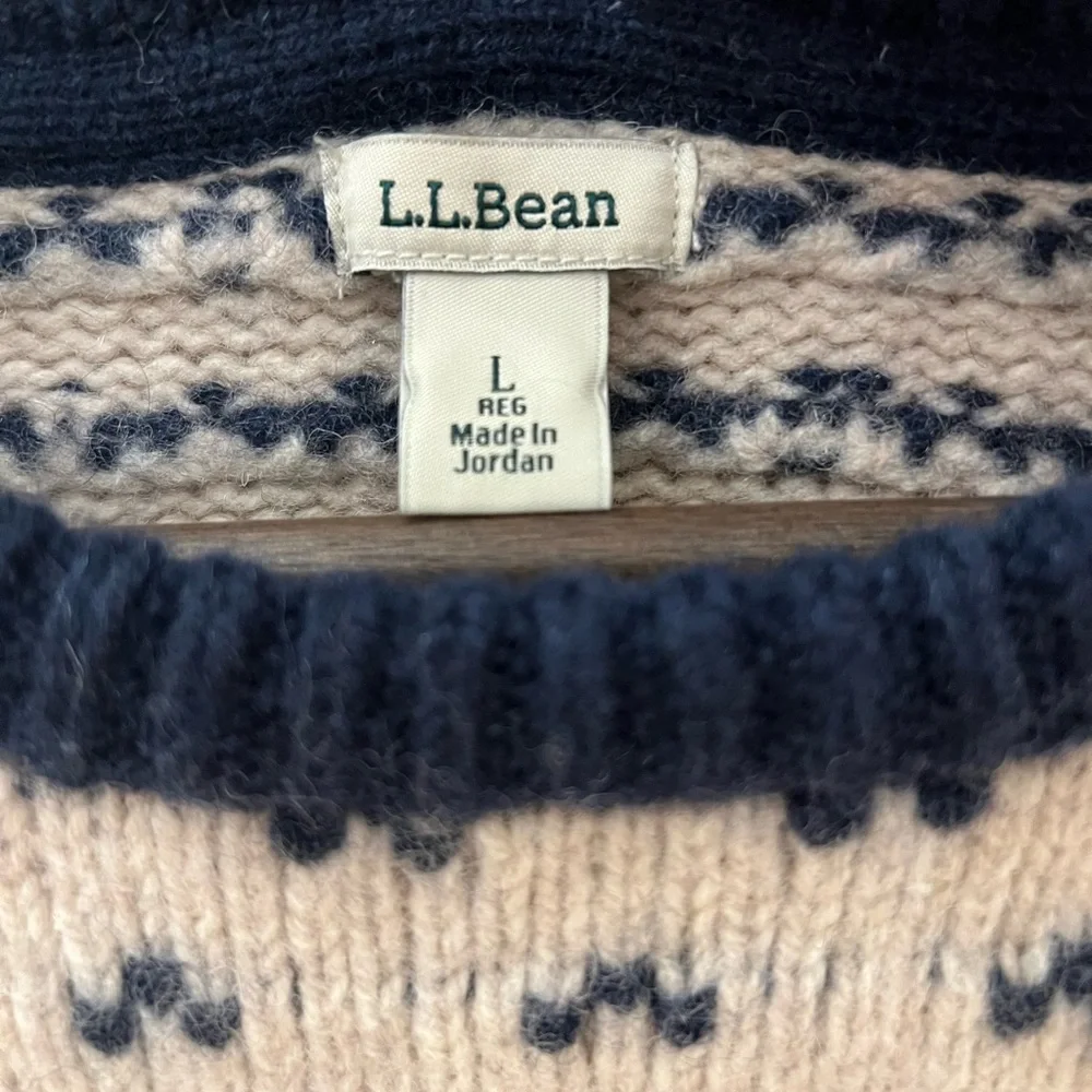 Vintage L.L. Bean Women's Cream and Navy Fisherman’s Lamb Wool Sweater - Picture 3 of 5